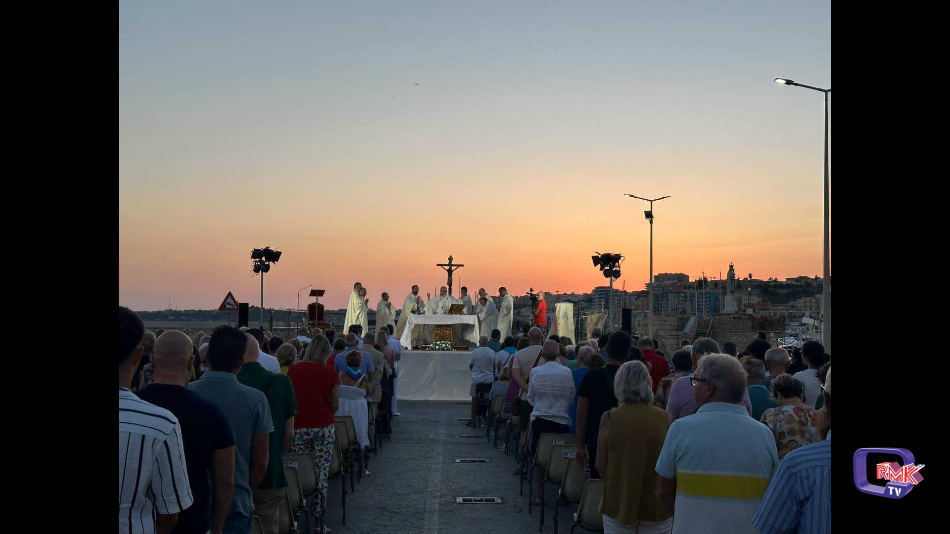 Madonna Soccorso. Ieri sera la processione e la messa al Porto celebrata dall’Arcivescovo Damiano  